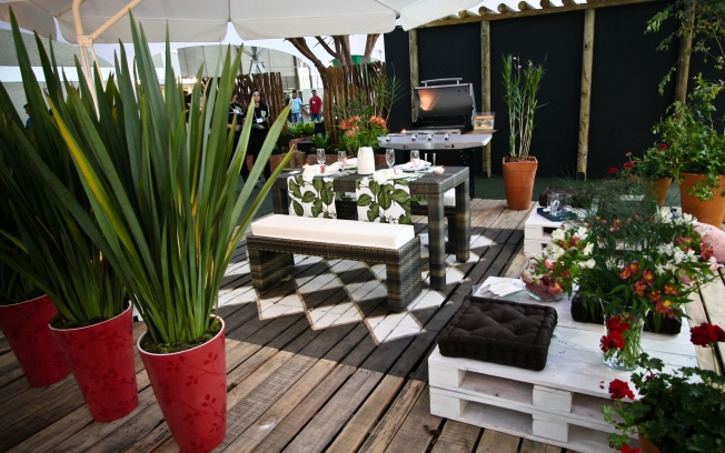 Pallet Furniture: DIY Pallet Table for Outdoor Place