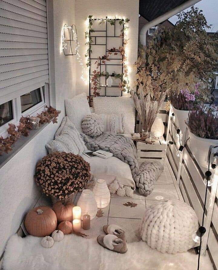 elegant and relaxing balcony decoration