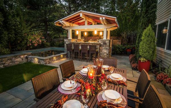 outdoor bar and dining room 