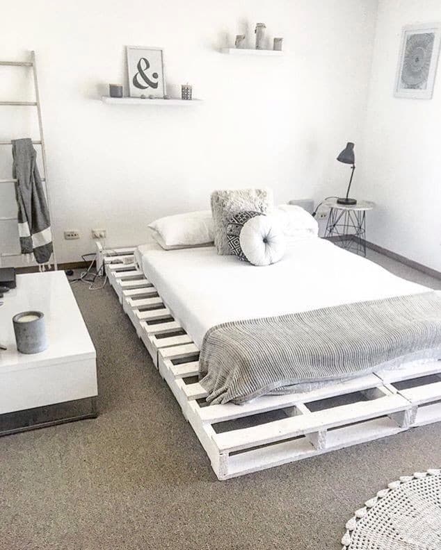 white pallet bed